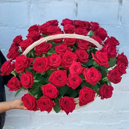 Корзинка "Моей королеве" из красных роз с доставкой в Братске